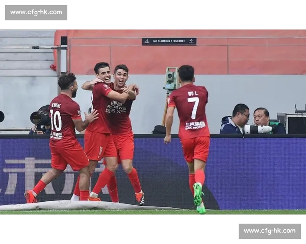 12强赛激战连连 各队胜负交错引发球迷热议